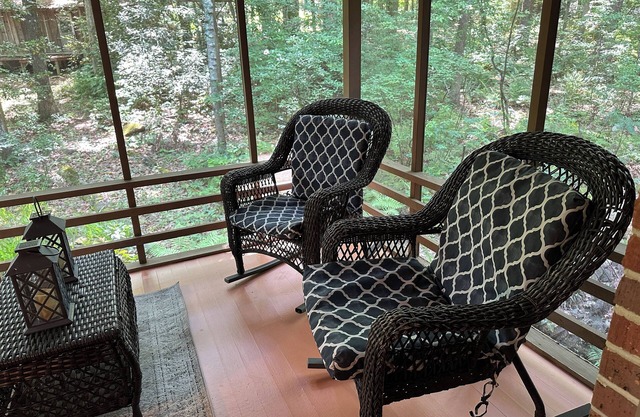 Cozy mid-century country, 3-bedroom home, in the woods by a lake with AC, WiFi
