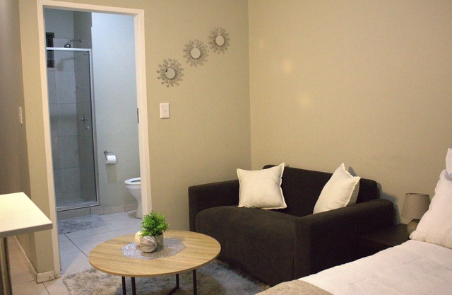 Cozy Midrand Studio - Next to Gautrain Station + wifi