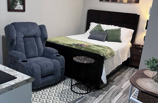 Cozy-modern-charming Studio-Converted Garage-WiFi-AC in Northdale Area in Tampa.