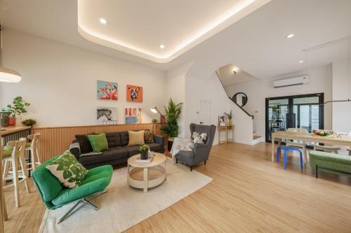 Cozy Modern Home 4BR 200m BTS, 10min ThongLo