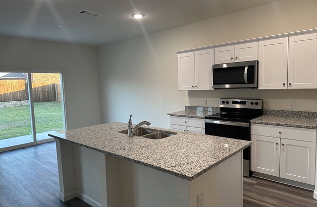 Cozy modern retreat. 20 minutes from Downtown Dallas. Spacious, fresh, clean.