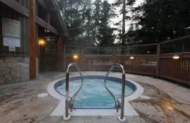 Cozy Mountain retreat, newly renovated, king sized bed, quiet and cozy