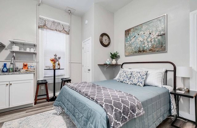 Cozy nest/private porch/museums/free parking