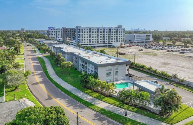 Cozy, newly remodeled 2-bedroom condo with easy access to beaches and downtown