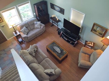 Cozy Newly Renovated Lake House \ Short Walk To Quiet Beach On Lake Ontario