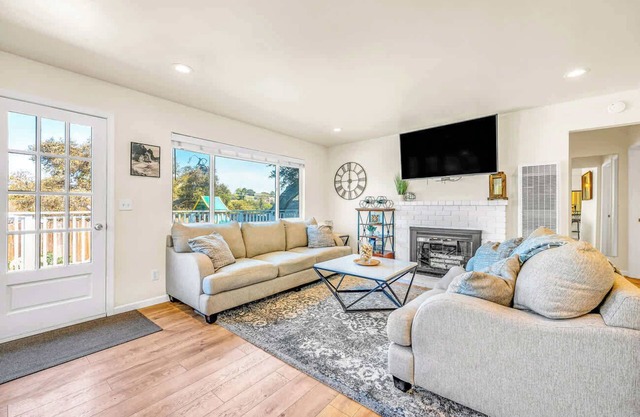 Cozy Oaks | A coastal getaway with idyllic scenery!