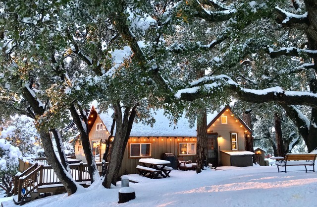 "Cozy Oaks Cabin" Peaceful Mountain Getaway, Charming & Romantic! Trail Pass.