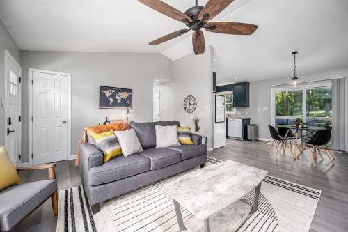 Cozy on Ger Maine St 1 Mile From Downtown Apex