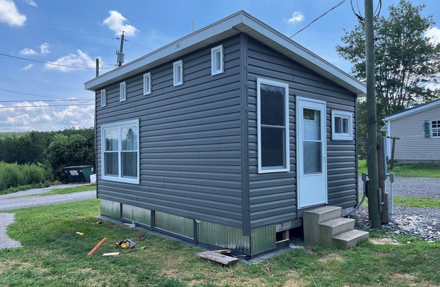 Cozy ‘on-grid’ cabin with free xfinity high speed WiFi.