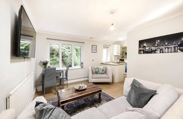 Cozy One-Bedroom Flat in Slough