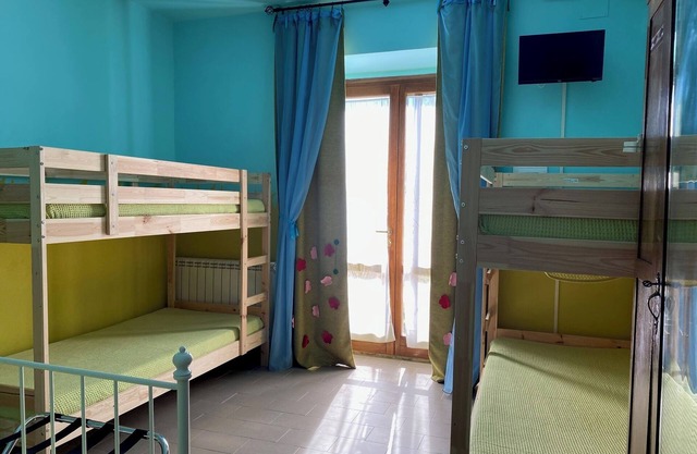 Cozy organic farmhouse for families, pets allowed.