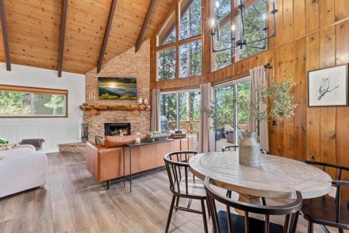 Cozy Owl Lodge, Central AC & Hea, Spa Tub & BBQ