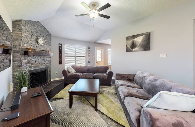 Cozy Pearland Getaway Home! Large backyard w/patio! 5 STAR REVIEWS.