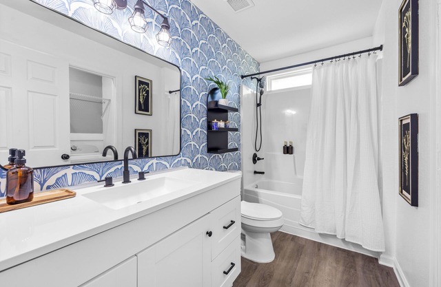 Cozy Pensacola Bungalow 10 Mins to Downtown Coffee Bar Hammocks + Karaoke