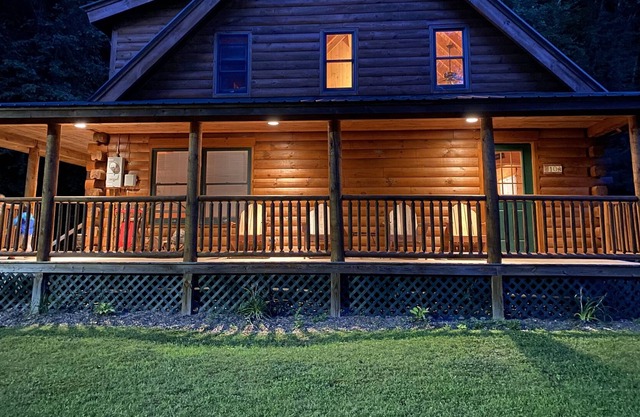 Cozy Pet-Friendly Log Cabin, 1/2 mile to Okemo