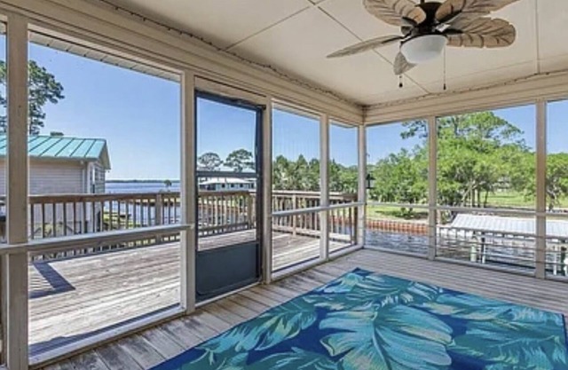 Cozy place on the water! Great for fishing and close to beaches!