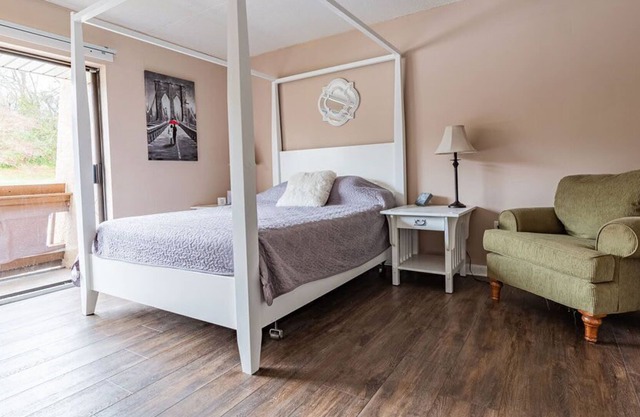 Cozy place to lay your head in East Ridge Chattanooga!