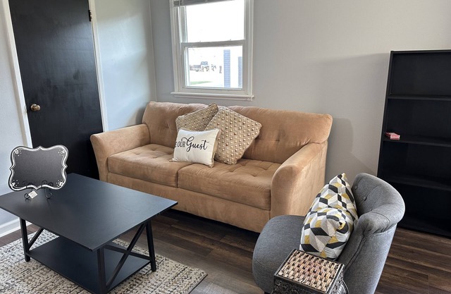 Cozy private home located 5 minutes from downtown!