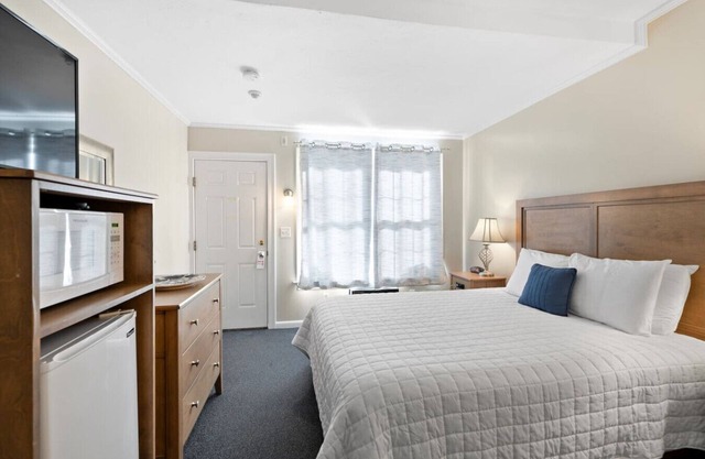 Cozy Queen Retreat | Walk to Beach (304)