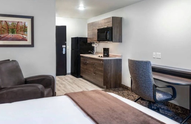 Cozy Queen Room | Near Birkdale Village | Relaxing Stay