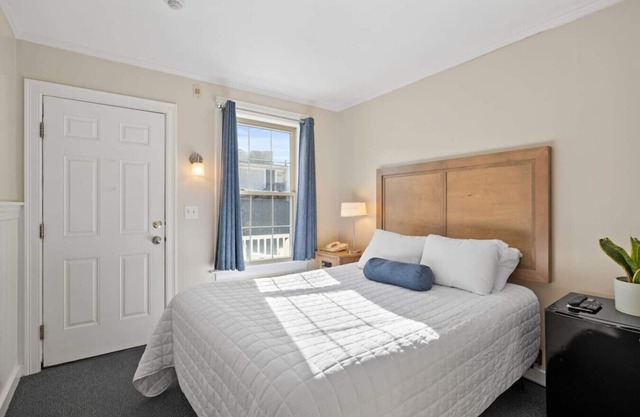 Cozy Queen Room Near Beach & Dining (305)