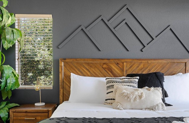 COZY QUINTESSENCE: VIEW OF CUBS FIELD + MORE