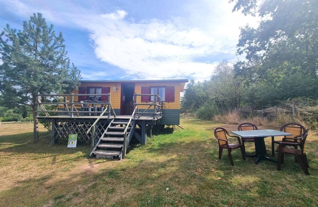 Cozy roulotte for 4 people, pet-friendly with peaceful terrace