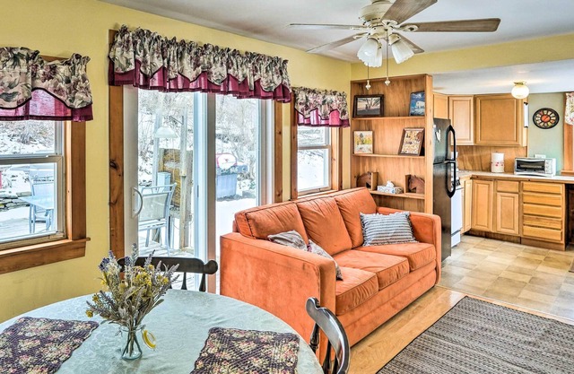 Cozy Ravena Cottage Near Dtwn Albany w/ Hot Tub!
