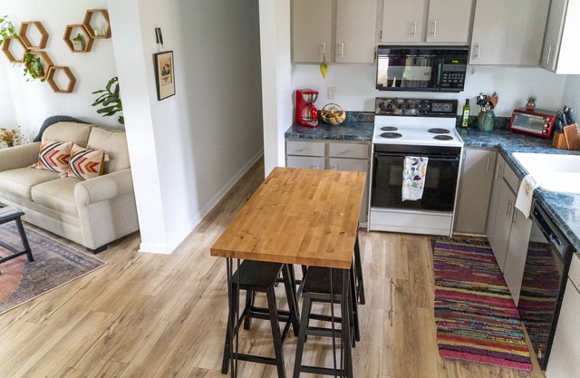 Cozy Relaxing Escape w/Fire Pit - Dog Friendly - 7 minutes to Downtown Brevard