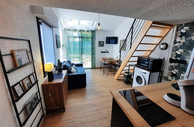 Cozy Renovated Cottage in Wooded Area, 400m from Beach