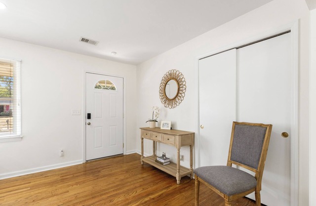 Cozy Retreat - Garage Lounge & Entertainment Space