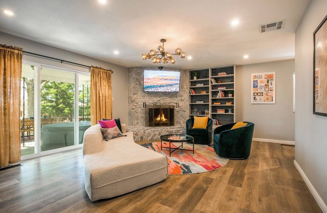 Cozy Retreat w Hot Tub, Fireplace, King Bd, Games, BBQ, Near I-40+Sandia+Airport