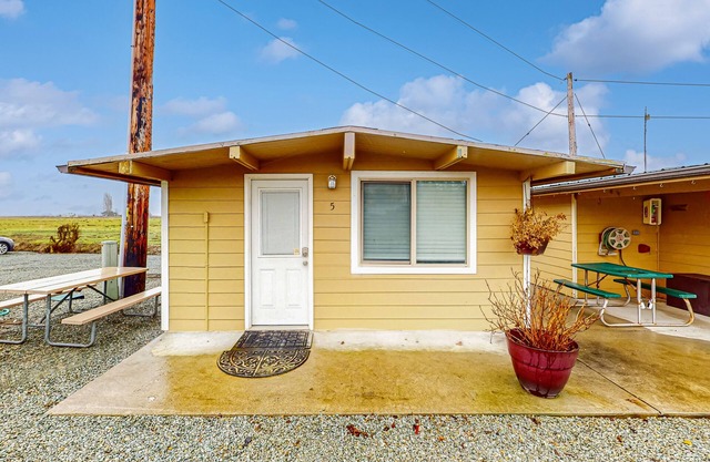 Cozy riverside cabin with kitchenette & laundry facilities - dog-friendly