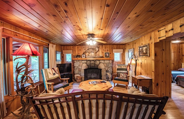 Cozy Riverside Getaway Pine Bend Cottage