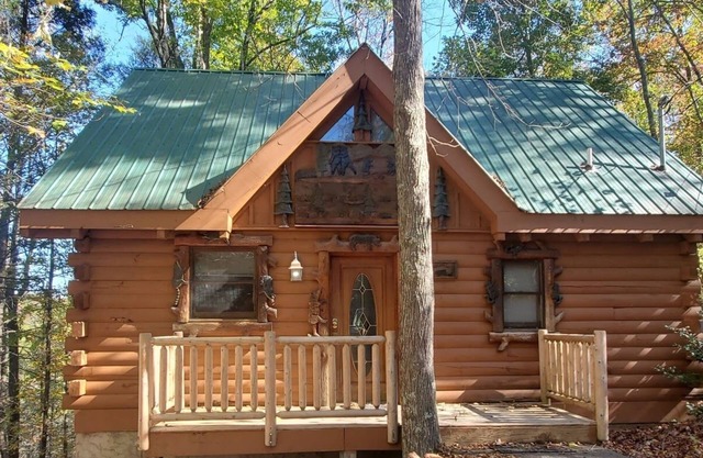 ♡ Cozy, Romantic Getaway w/Hot Tub & WiFi-Central Location