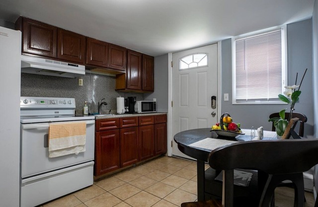 Cozy Room in 2 Bed 1 Bath AirBNB