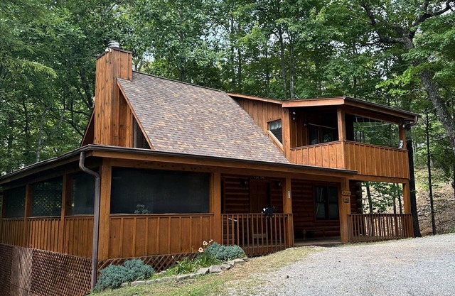 Cozy Rustic Cabin located in Sky Harbor. 5 miles to all things Dollywood!