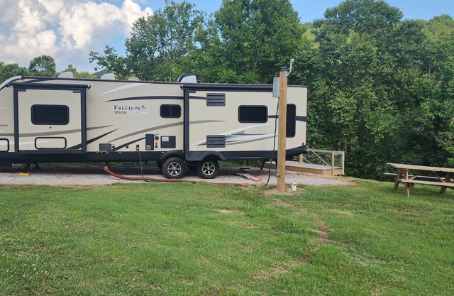 Cozy RV on Clinch River with AC, WiFi, Fire pit