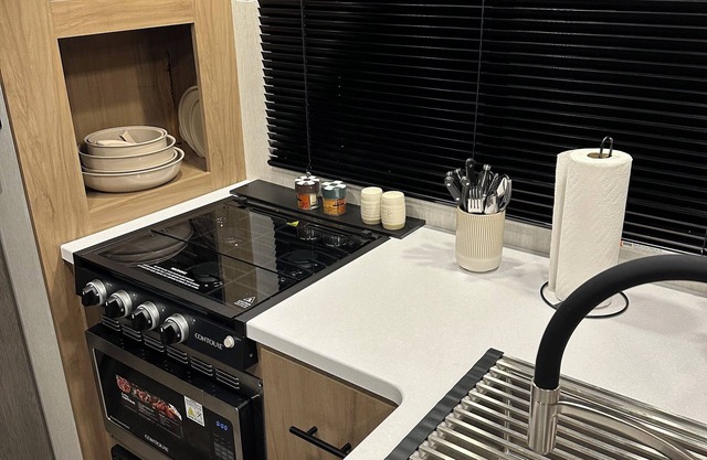 Cozy RV with WiFi, TV, and fireplace in charming Midway