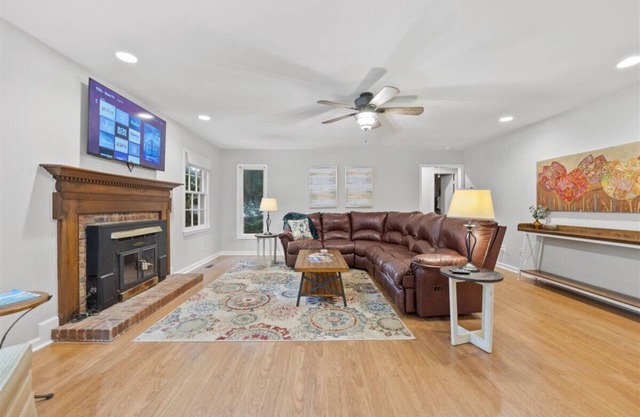 Cozy Sawmill Cottage Large Private Yard King Bed