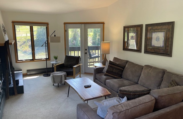 Cozy ski in , heated pool, on golf course, mtn view, tubing, king bed, garage