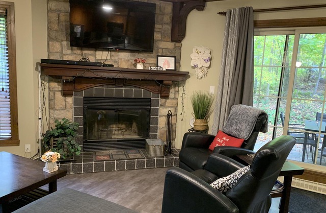 Cozy ski retreat on Mont tremblant w/artist studio (Pet-Friendly!)