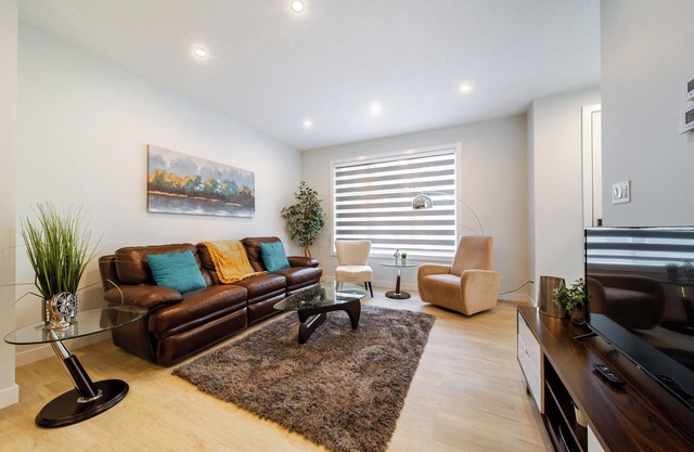 Cozy Spacious 3 bedroom Retreat ~ FREE parking 2.5 bath