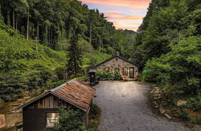 Cozy stone Cottage Pet friendly on Rushing creek porch, soaking tub, & fire-pit