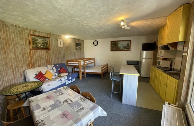 Cozy Studio 5 Guests, Balcony, WiFi, Pet-Friendly, Near Shops & Ski Slopes
