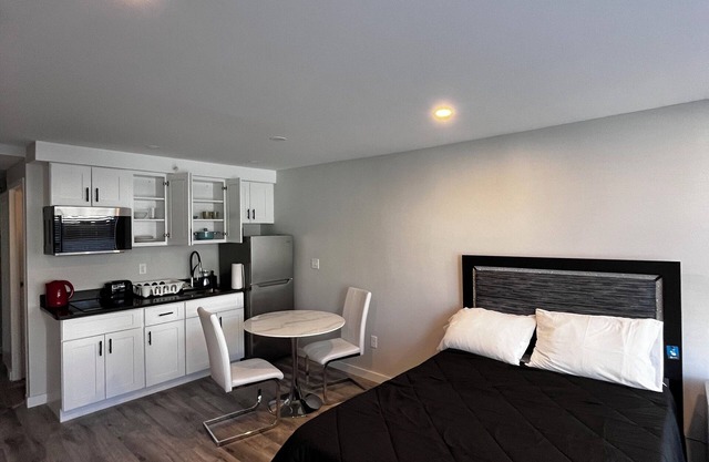 Cozy Studio in charming Hartford with fitness room and AC, Free Parking