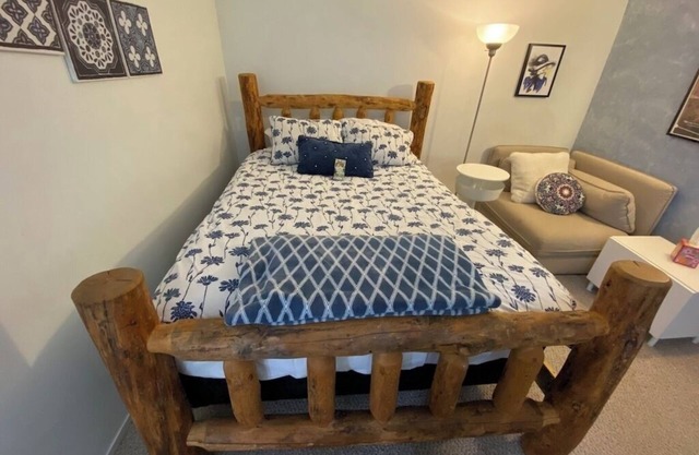 Cozy studio in upper avenues Salt Lake City with WiFi. Private entrance.