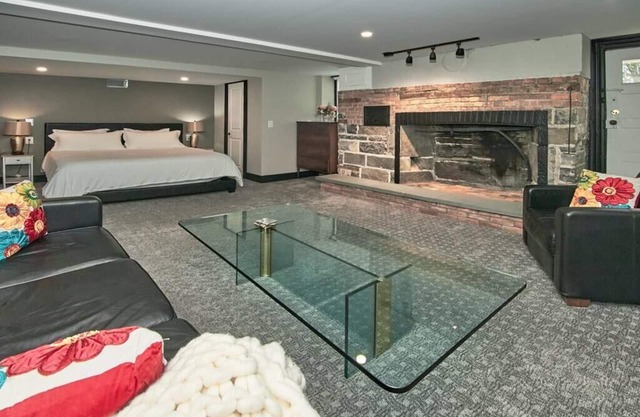 Cozy studio on 36 acres close to everything in Warwick