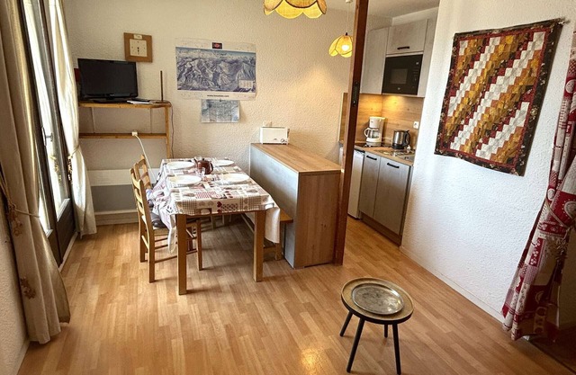 Cozy Studio, Sleeps 4, Central Les Saisies, Balcony, 2-Star Rated