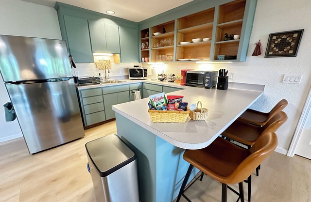 Cozy studio that sleeps 4 in Kenmore with a/c, WiFi and farm fresh eggs!